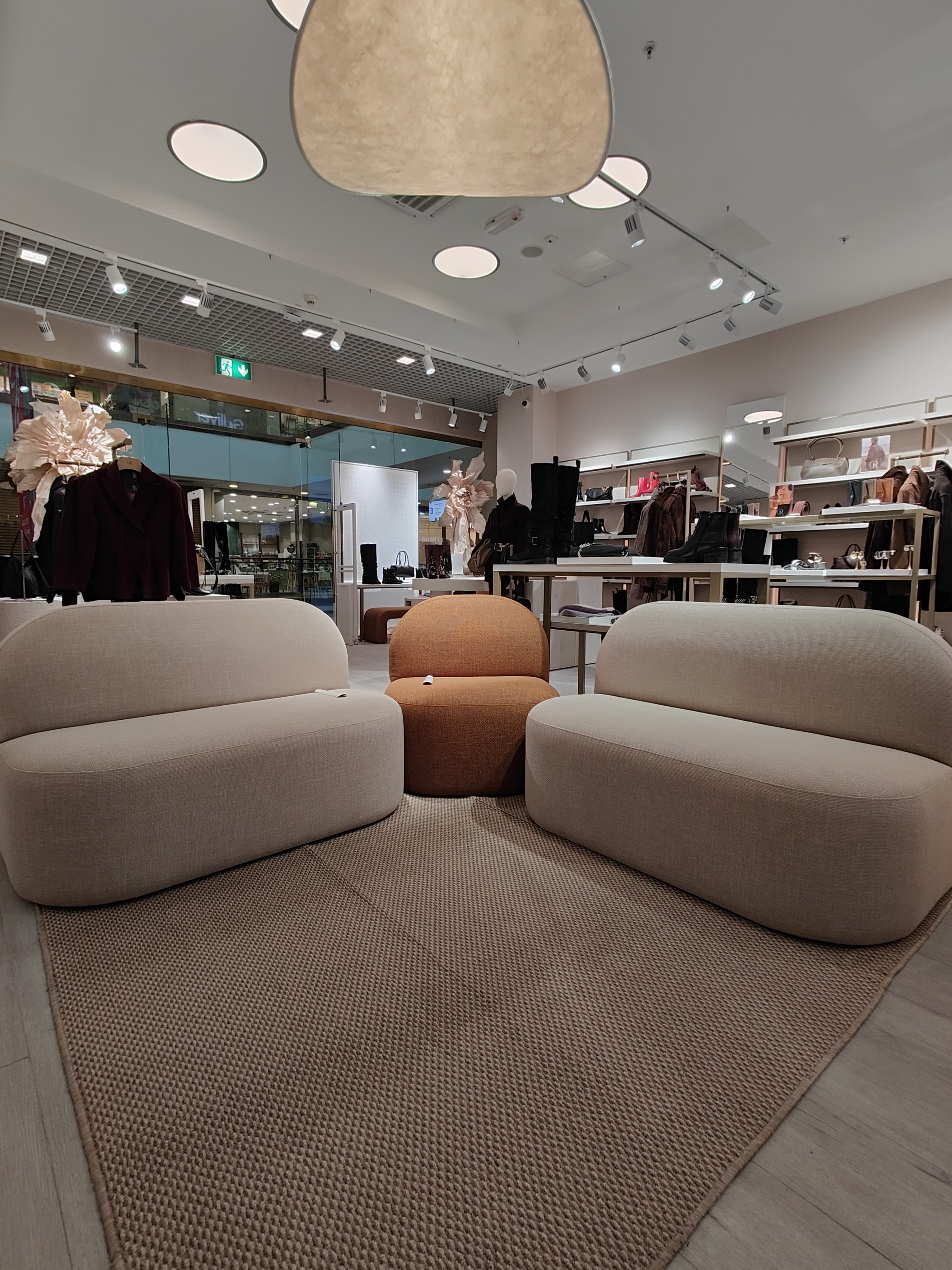 диван для магазина обуви на заказ по проекту спб