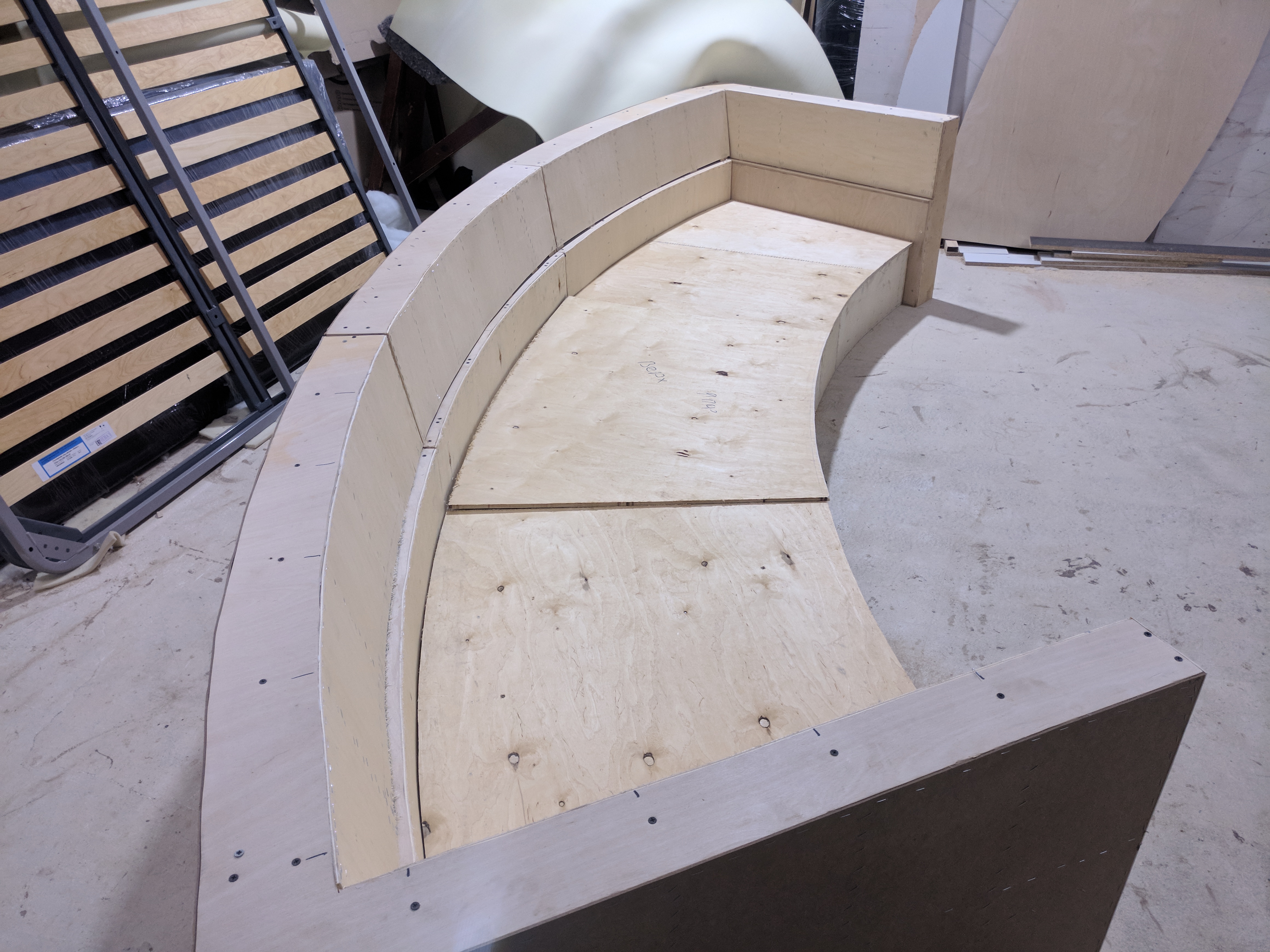 Каркас эркерного дивана