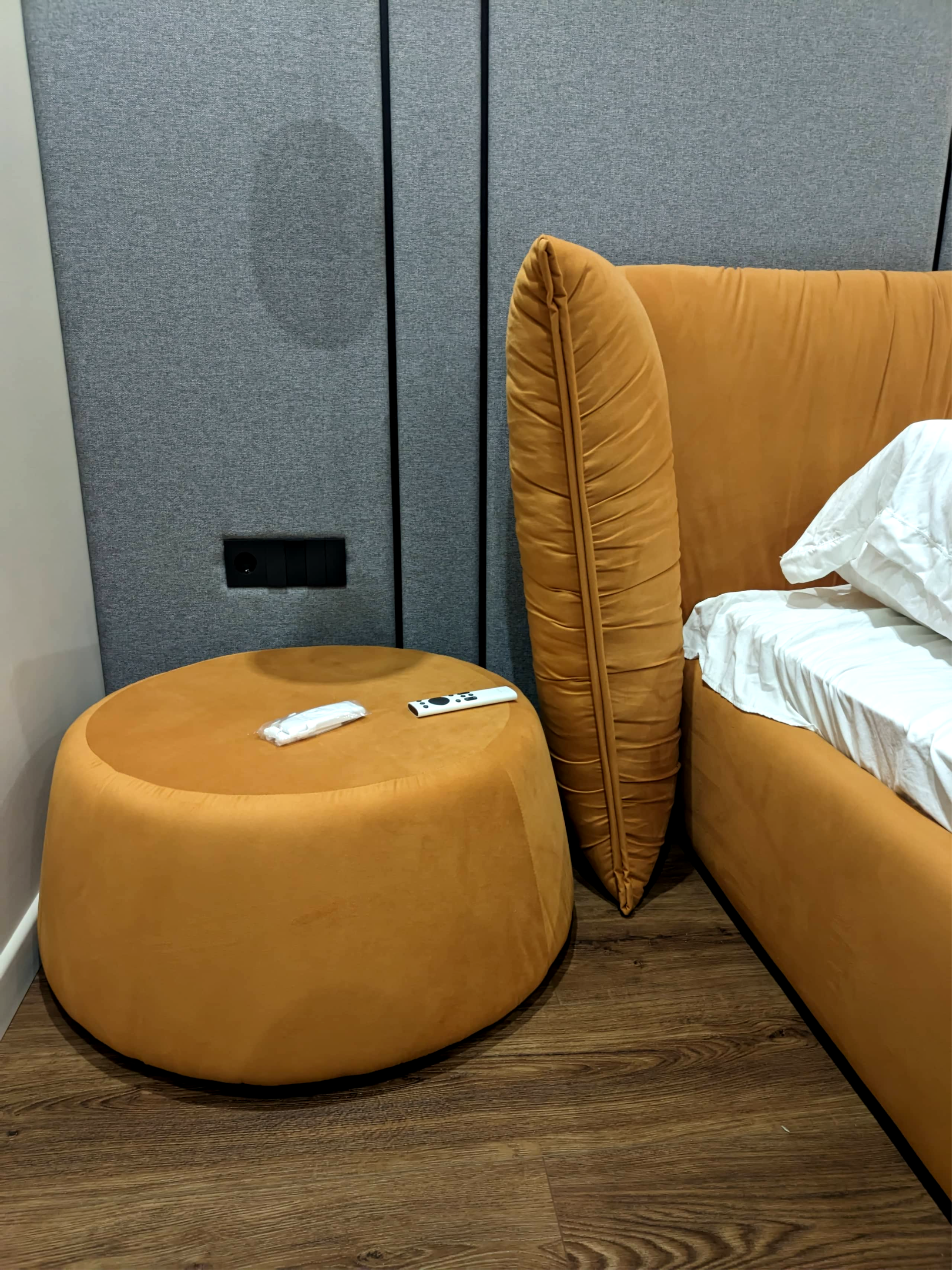 Кровать мастер + мягкая стеновая панель S804