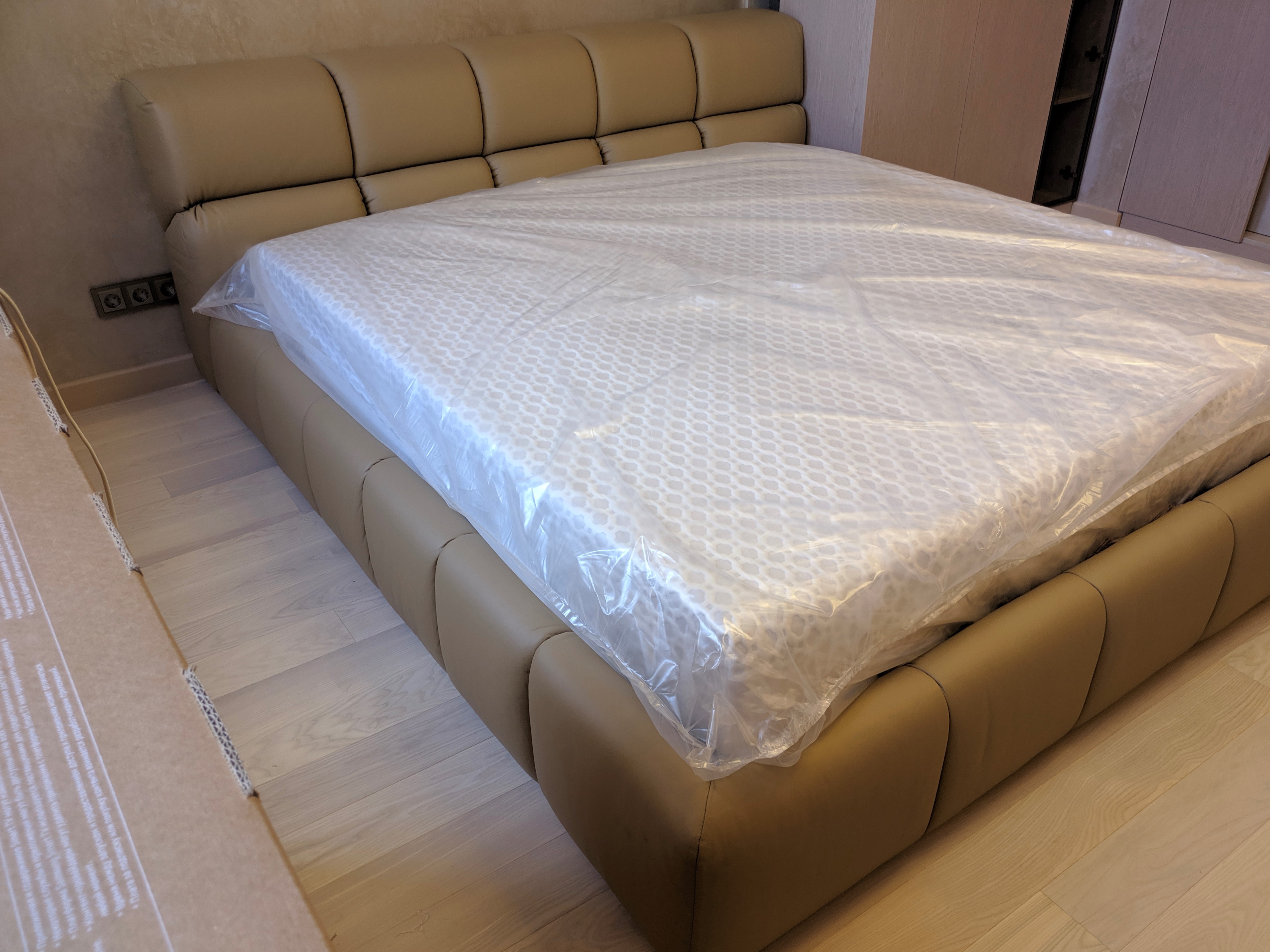 кровать tufty на заказ в коже натуральной