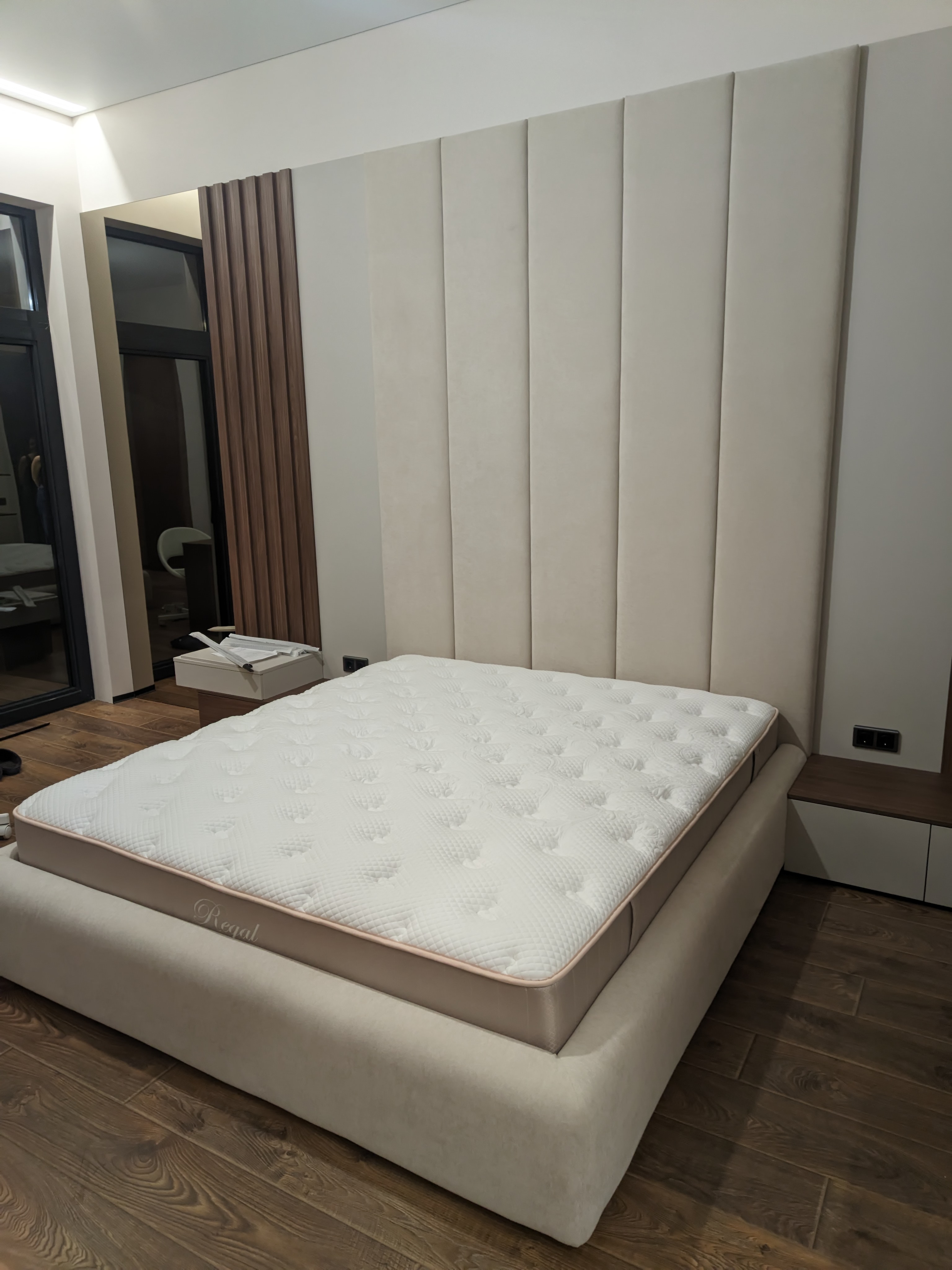 Кровать + мягкая стеновая панель SB853